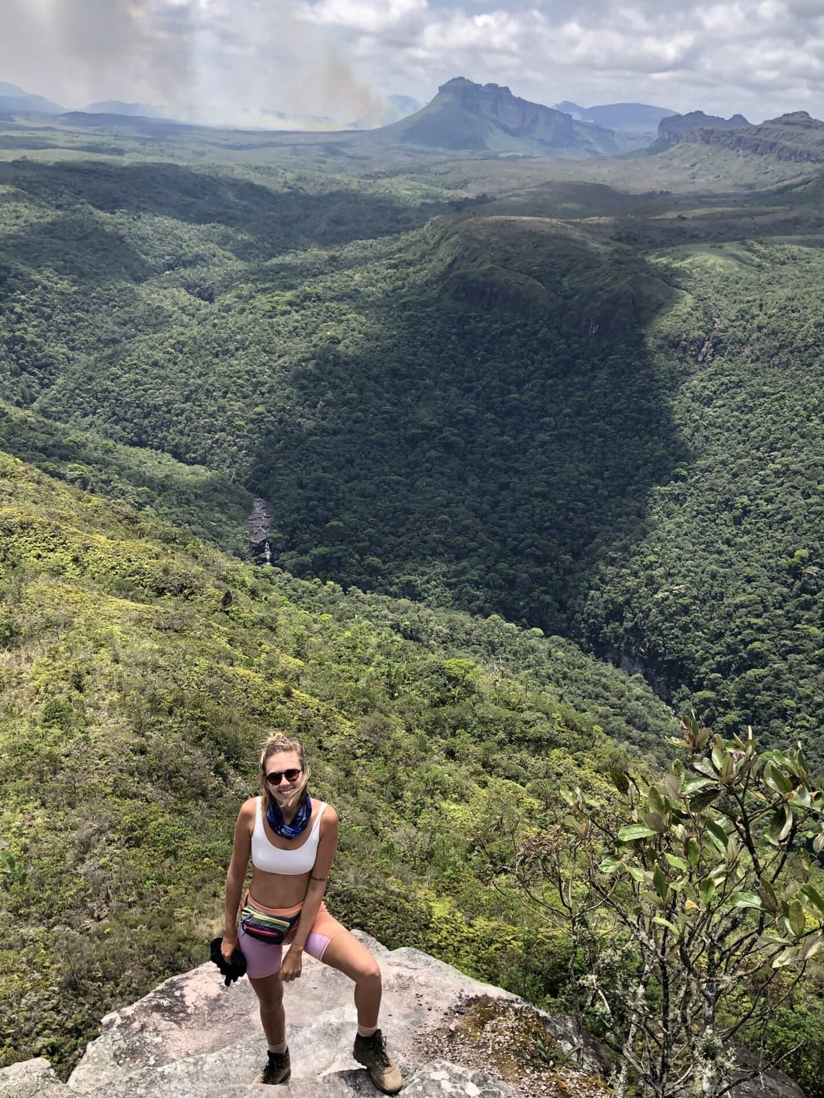 Fernanda enjoying the valley views during her solo hike in Chapada Diamantina