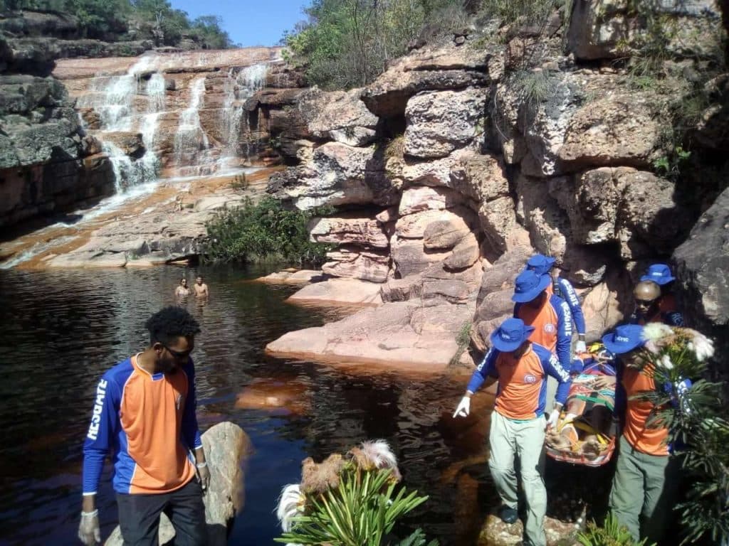 Volunteer brigade members coordinating a rescue in Vale do Capão, Chapada Diamantina