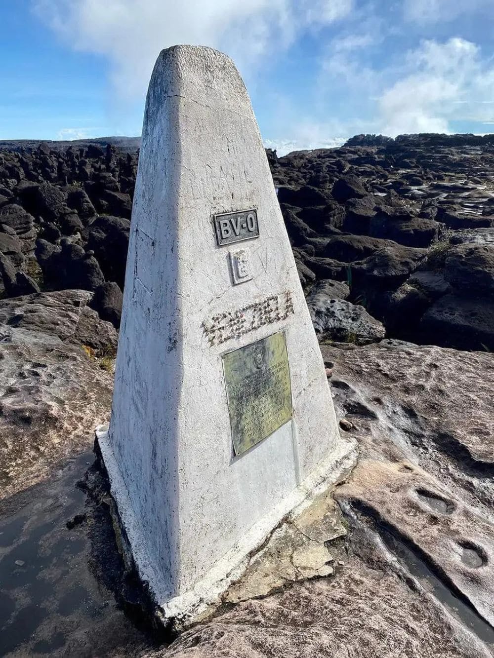 How much does it cost to climb Mount Roraima?