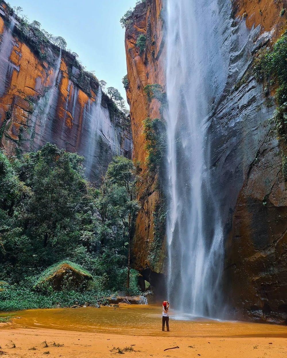 Prepare to be mesmerized as the cascading water gracefully flows down into the canyon! jalapão state park tours