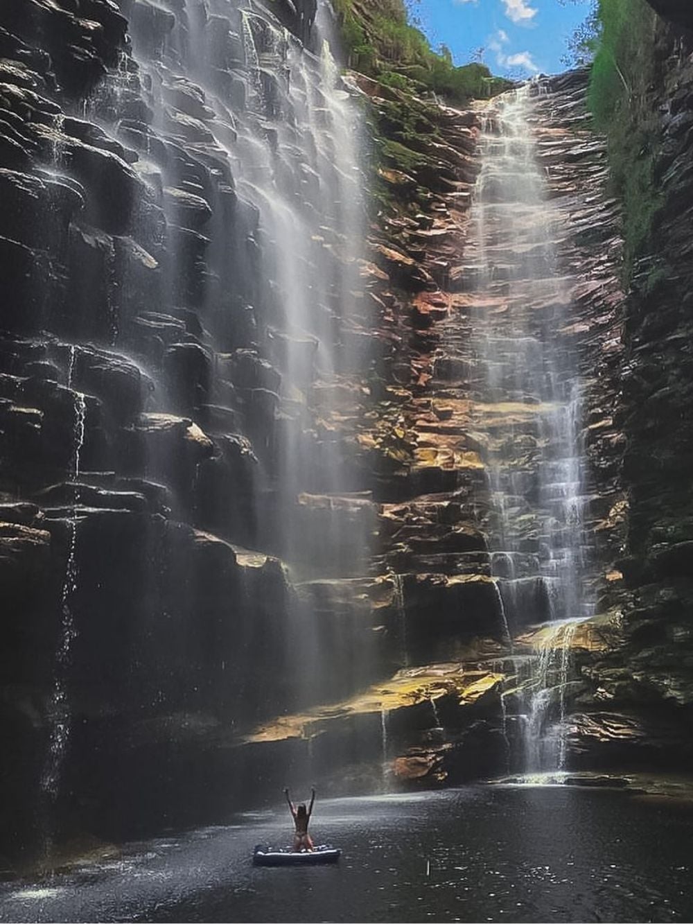 Every step, jump, and swim is worth it to see an 80-meter cascade at Mixila Falls. – Photo: @nairaferreiraa Mixila Falls - what to do in Chapada Diamantina