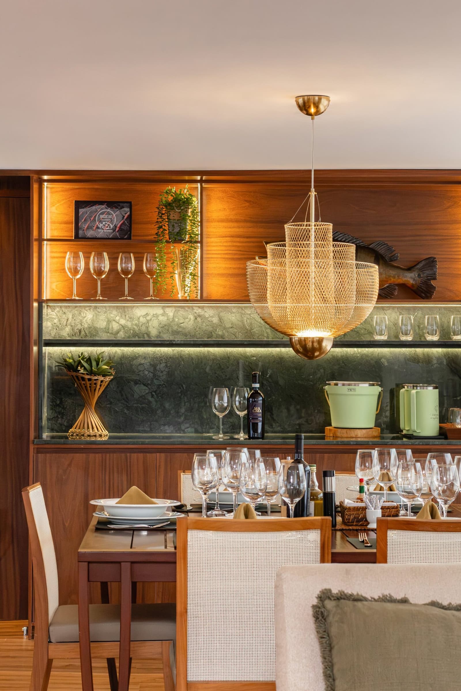 Dinner on the river deserves a proper table, someone here clearly agreed. Photo: STUDIO CREATE Photo 7