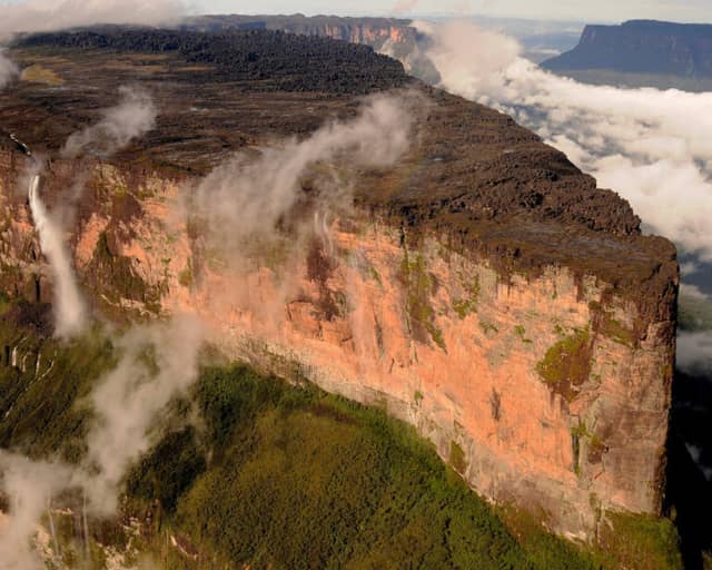What’s on top of Mount Roraima? What’s on top of Mount Roraima?