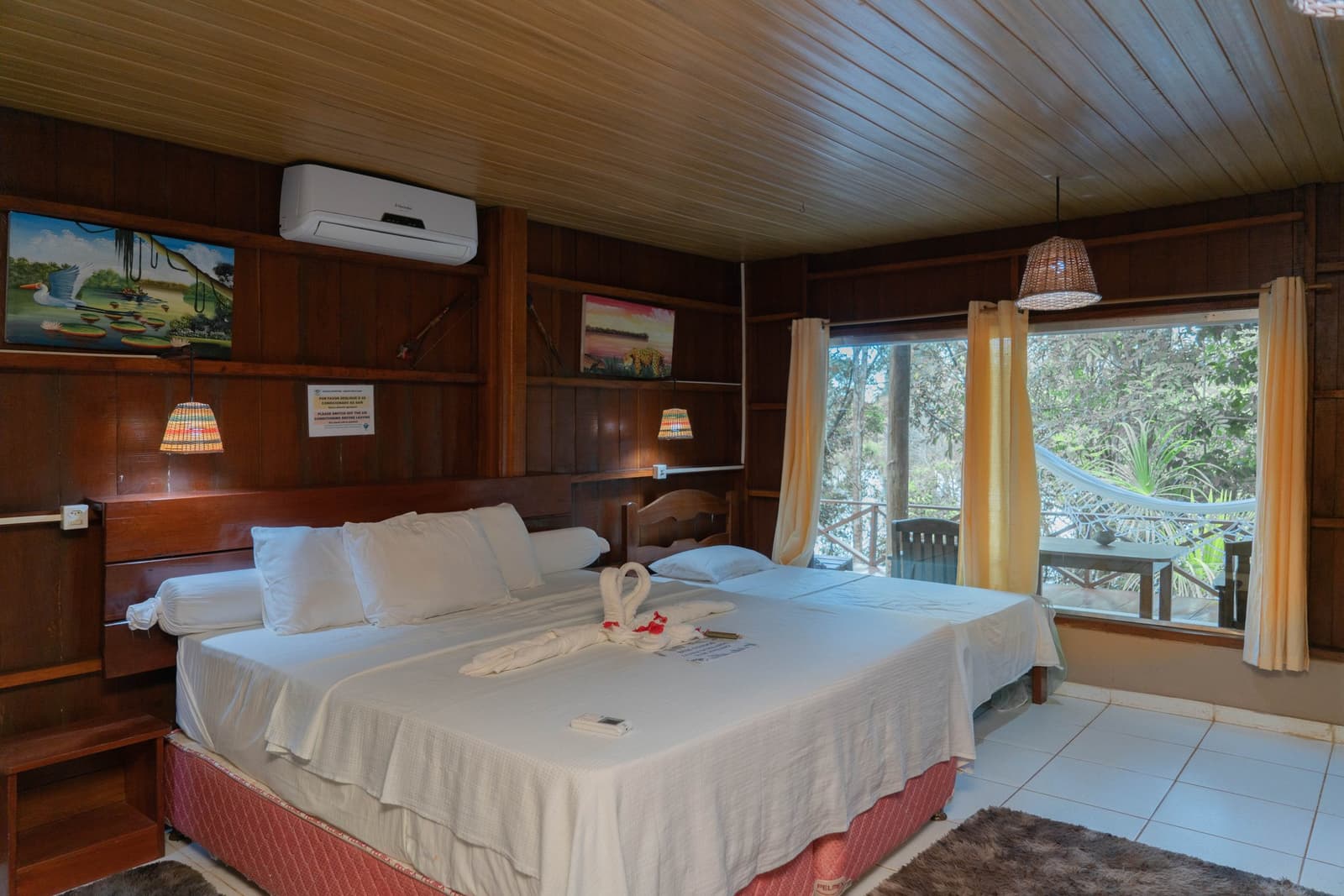 Cosy hardwood walls, a towel-swan welcome, and the Amazon forest just beyond the balcony. Photo: Yuri Panichi Photo 3