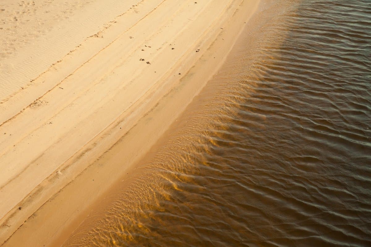 Sand, water, and a colour contrast the Rio Negro does entirely on its own. Photo 7