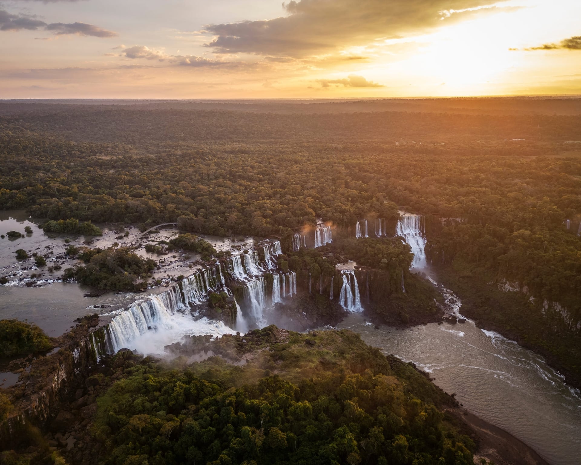 10 Facts About Iguazu Falls: Brazil and Argentina’s Shared Natural Wonder 10 Facts About Iguazu Falls: Brazil and Argentina’s Shared Natural Wonder