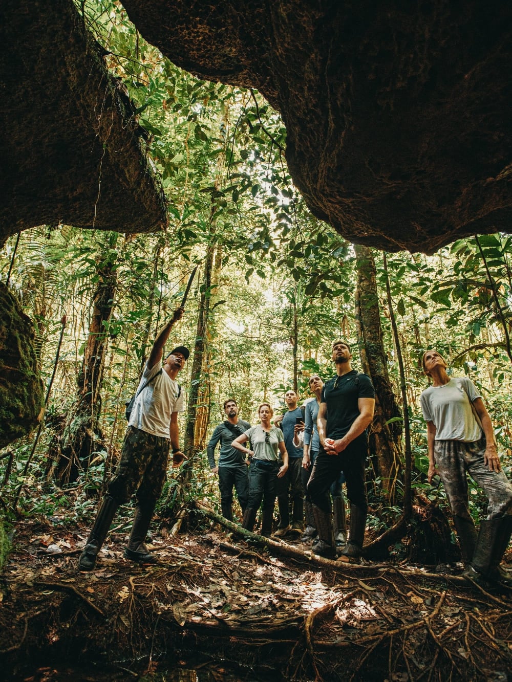 Photo: Felipe Castellari Local guide showing a group of travelers a giant tree on a guided walk in the Amazon Rainforest
