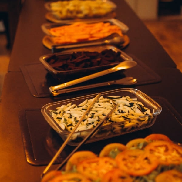 Glass dishes filled with pasta salad, fresh vegetables, and sliced tomatoes at a Jalapão local restaurant. Photo: Pousada São Felix