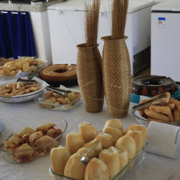 A breakfast buffet table featuring fresh breads, cakes, and regional foods at a Jalapão inn.