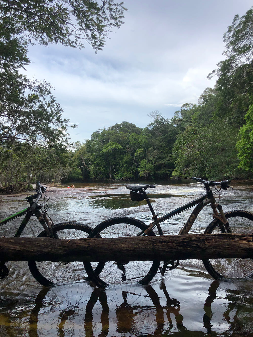Passeio de bicicleta e caiaque pela Amazônia