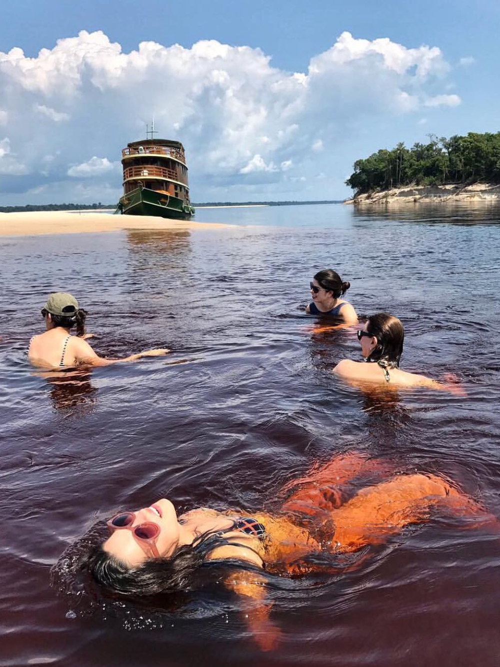 Zwemmen in de rivier in het hart van de Amazone - Brazilië 