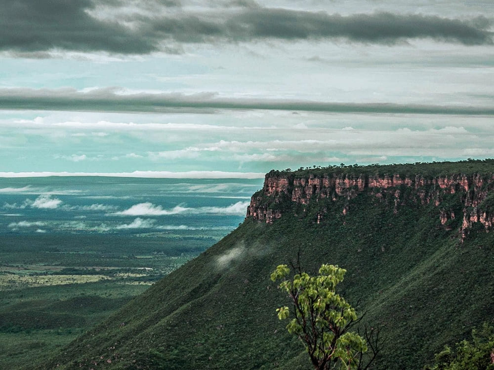 The imposing sandstone plateau of Serra do Espírito Santo overlooking a vast, misty green valley.