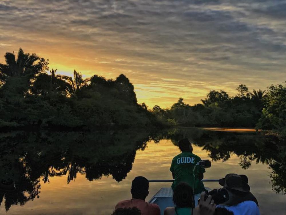 Zonsondergang over de rivier - Hart van het Amazone regenwoud
