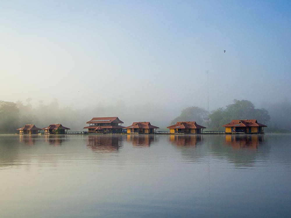 Lodge drijvend op de rivier in het hart van het Amazonewoud