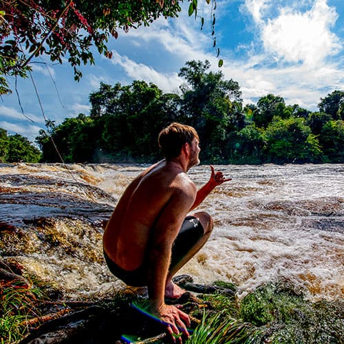 Erfrischendes Flussbaden im Amazonas