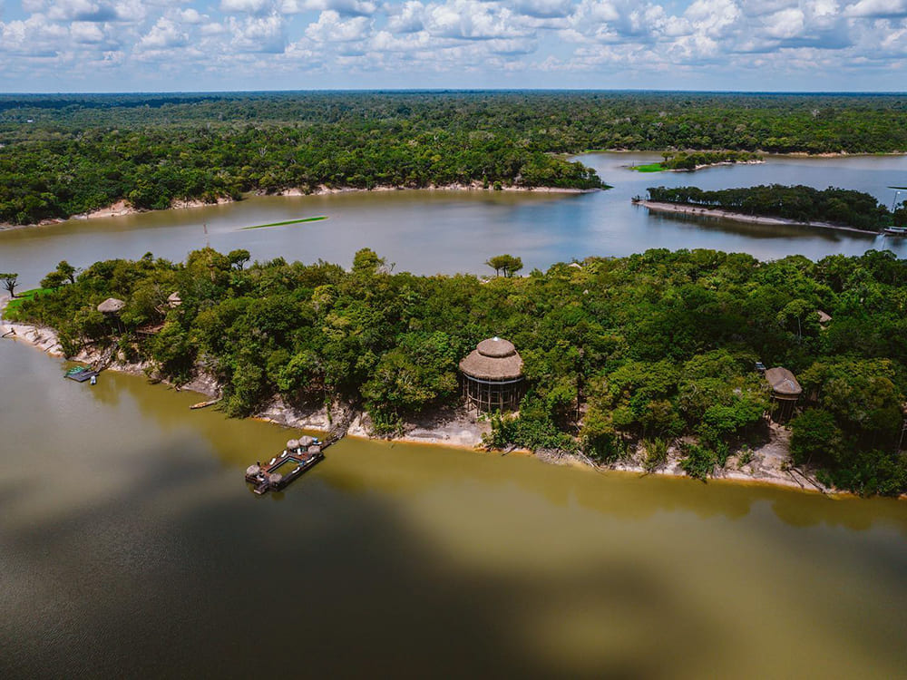 Luchtfoto van de luxe lodge in het hart van het Amazone regenwoud