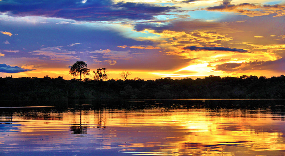 Coucher de soleil sur une rivière Amazonienne