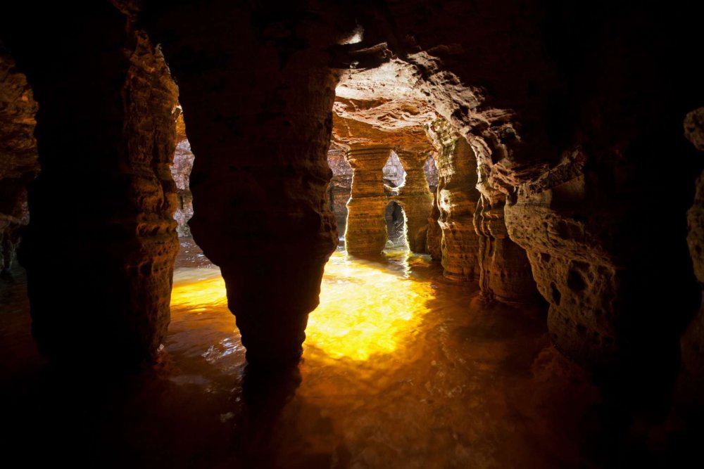 Grotte remplie d'eau au Mont Roraima 
