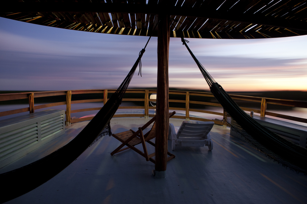 Cruiseschip terras met hangmat met uitzicht op het water