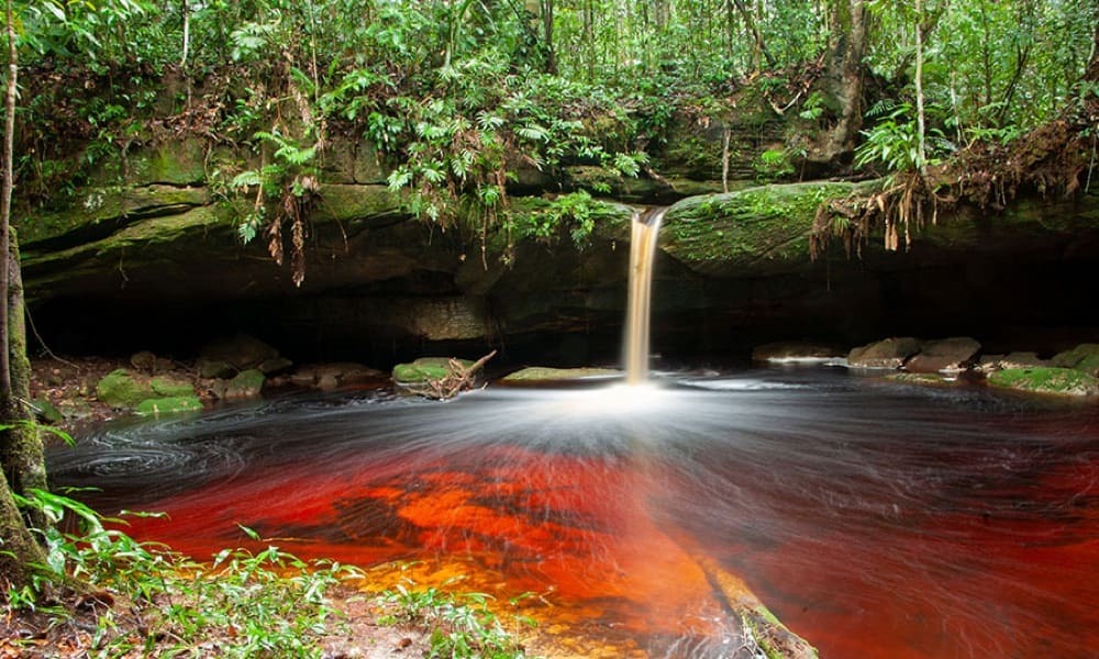Chute d'eau rouge au Brésil