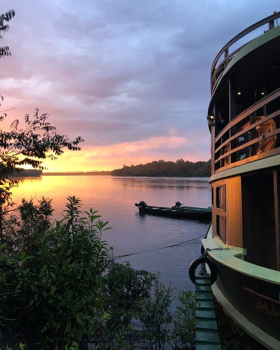 Coucher du soleil sur les rives de l'Amazonie