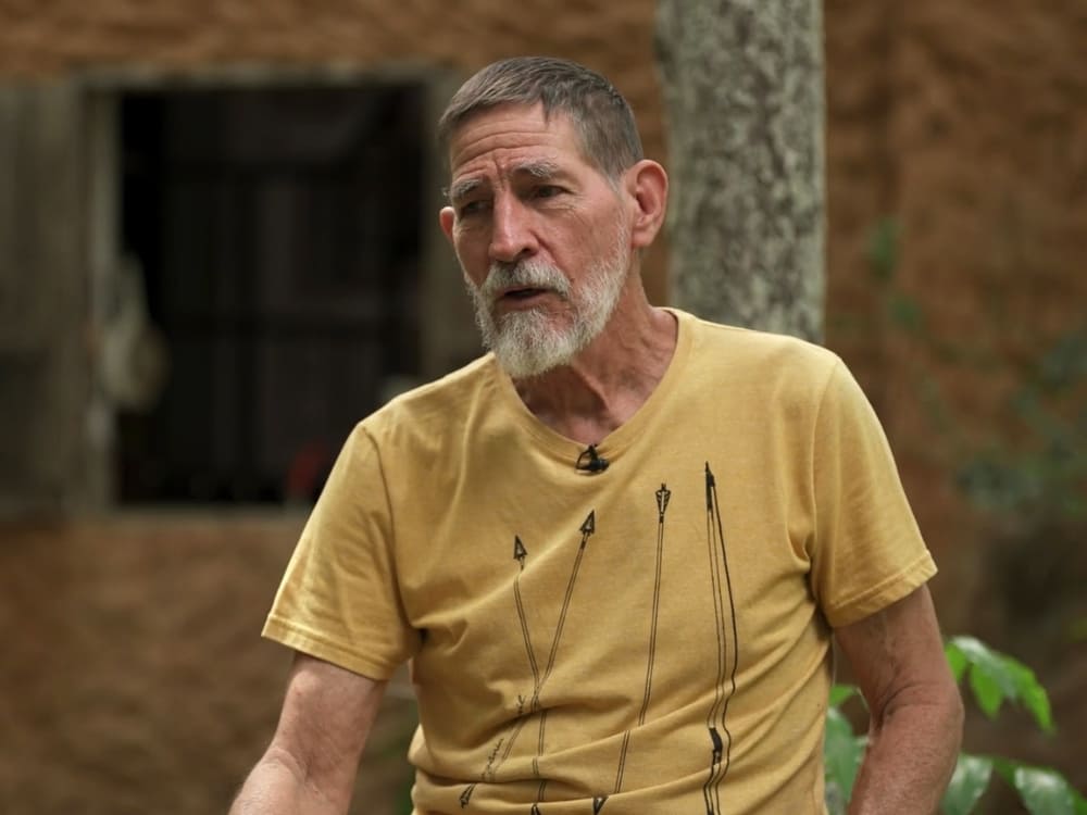 Biólogo americano Roy Funch, ex-diretor e figura chave na criação do Parque Nacional da Chapada Diamantina, conversando ao ar livre.