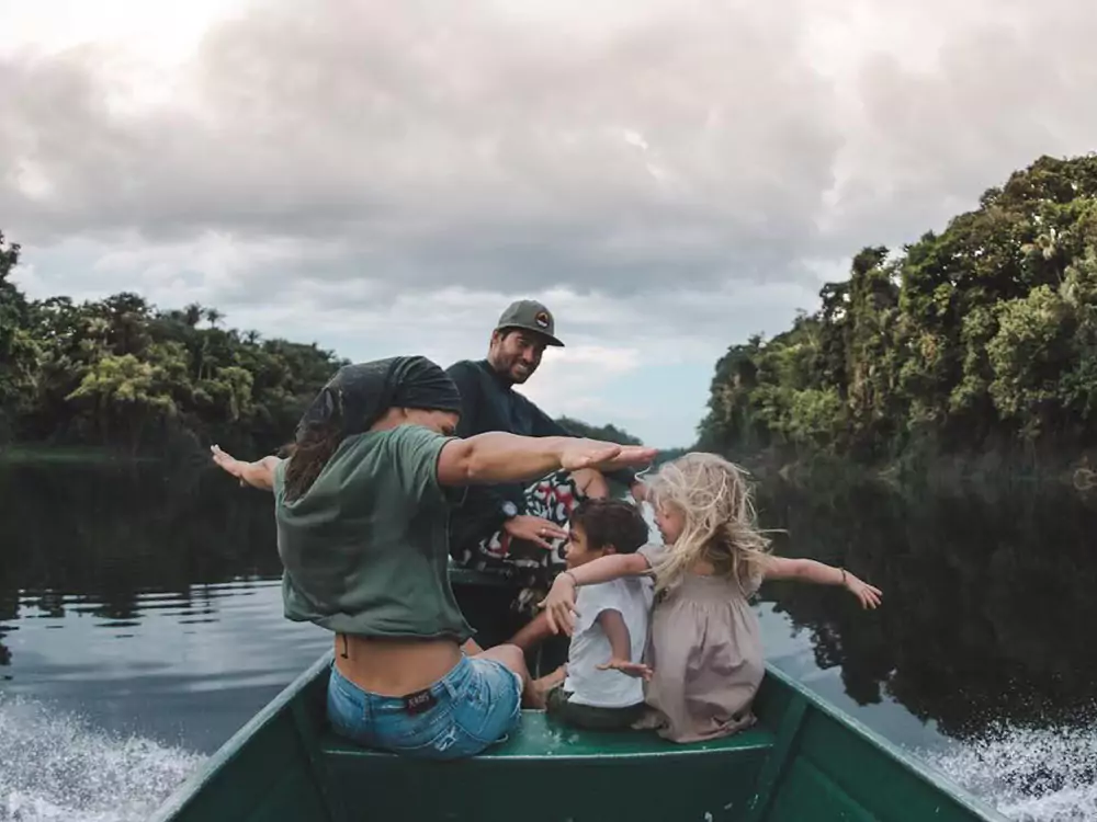 Activités à faire dans la forêt amazonienne au Brésil: Profitez d'un moment en famille sur un canoé