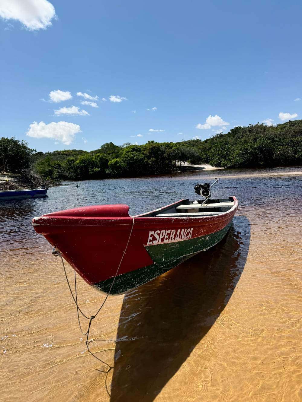  Un bateau rouge et vert nommé Esperança repose sur la rive sablonneuse des eaux sombres du Rio Preguiças, près du Parc national des Lençóis Maranhenses.