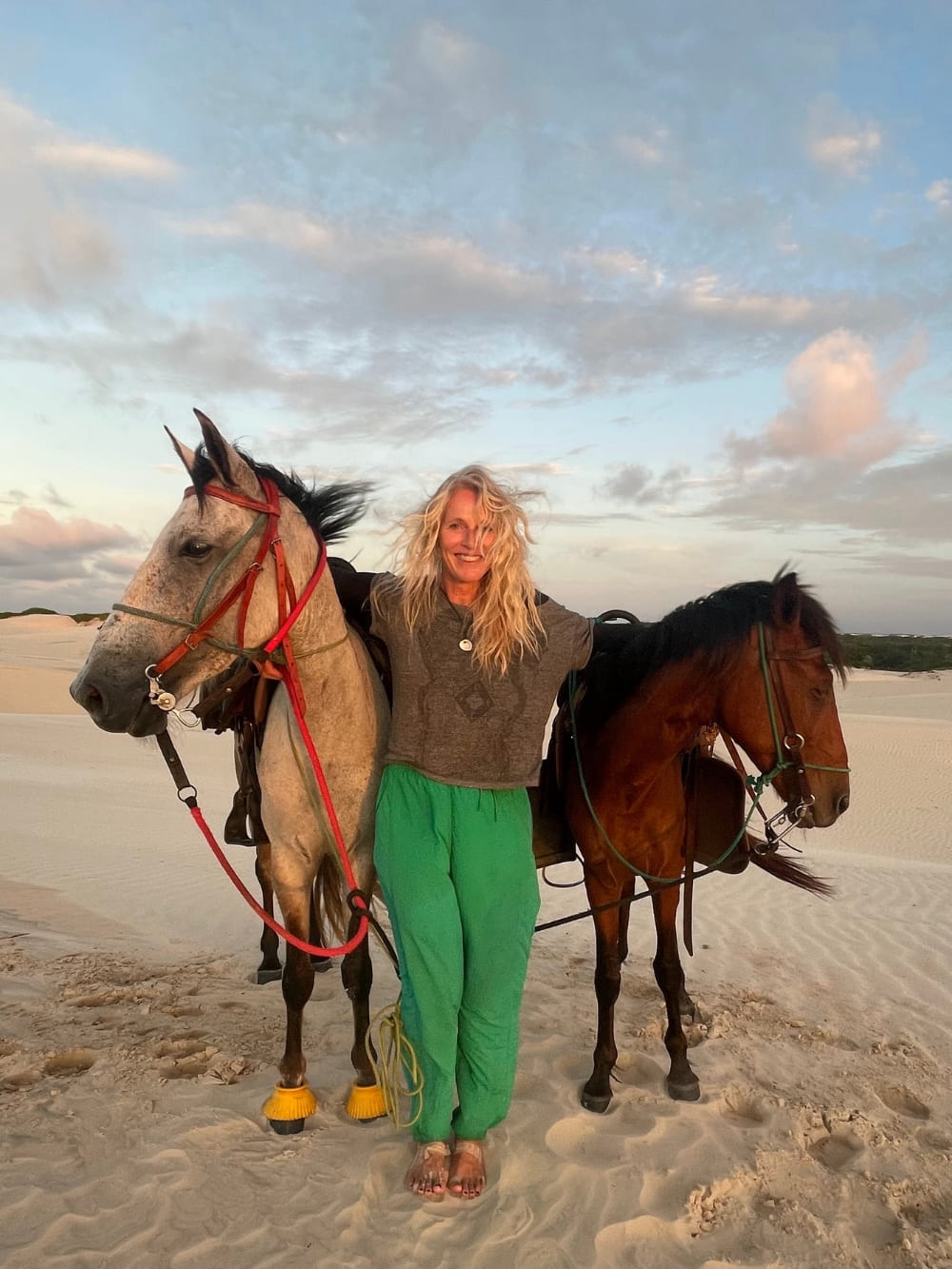 Reife Frau auf einem Ausritt in den Lençóis Maranhenses